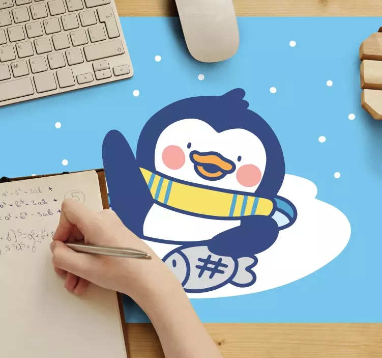 Anime muismat pinguïn met vis - TenStickers