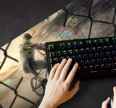 Gaming muismat biker in stedelijke scene - TenStickers