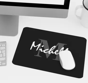 Muismat met naam Gepersonaliseerde zwarte initiaal - TenStickers