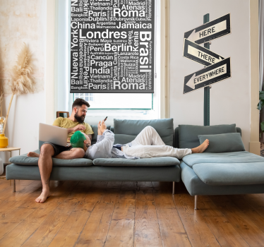 Rolgordijn tienerkamer met steden namen - TenStickers
