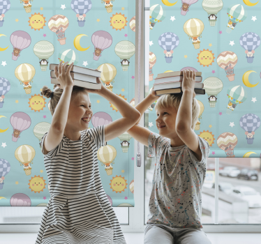 Heteluchtballonnen en zonnen rolgordijn kinderkamer - TenStickers