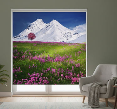 Rolgordijn woonkamer bloemenlandschap in de bergen - TenStickers