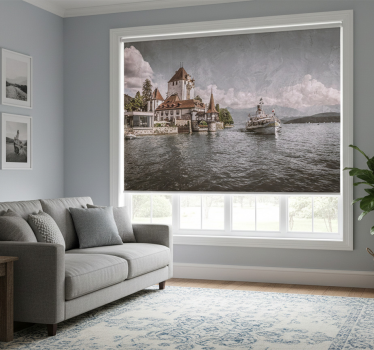 Rolgordijn woonkamer klassiek huis aan het meer met boot - TenStickers