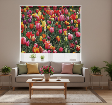 Rolgordijn woonkamer meerdere tulpen in een veld - TenStickers