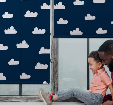 Babykamer rolgordijn wolken met donkerblauwe achtergrond - TenStickers