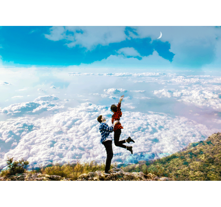 Vreugdevolle omhelzing boven de wolken foto behang liefde - TenStickers