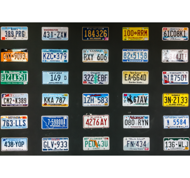 Fotobehang voertuigen kleurrijke kentekenplaten - TenStickers
