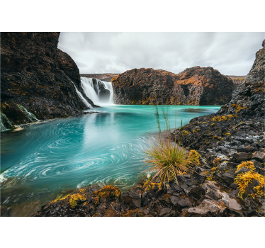 Fotobehang bergen serene waterval oase - TenStickers