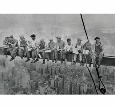 Foto behang vintage Mannen bovenop wolkenkrabber - TenStickers