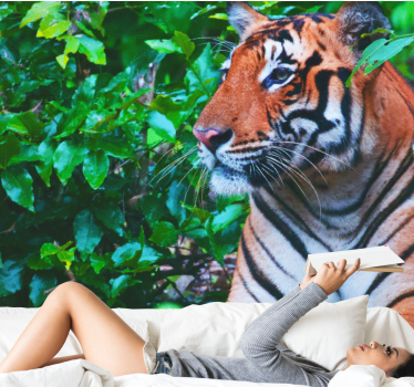 Foto behang jungle majestueuze tijger kijkt - TenStickers