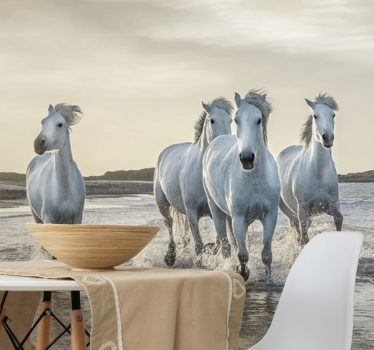 Rennende witte paarden over strand fotobehang - TenStickers
