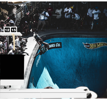 Skateboarder die truc uitvoert fotobehang voertuigen - TenStickers