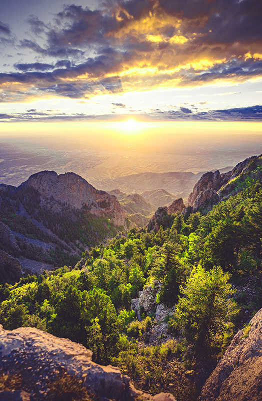 Poster woonkamer zonsopgang op de berg - TenStickers