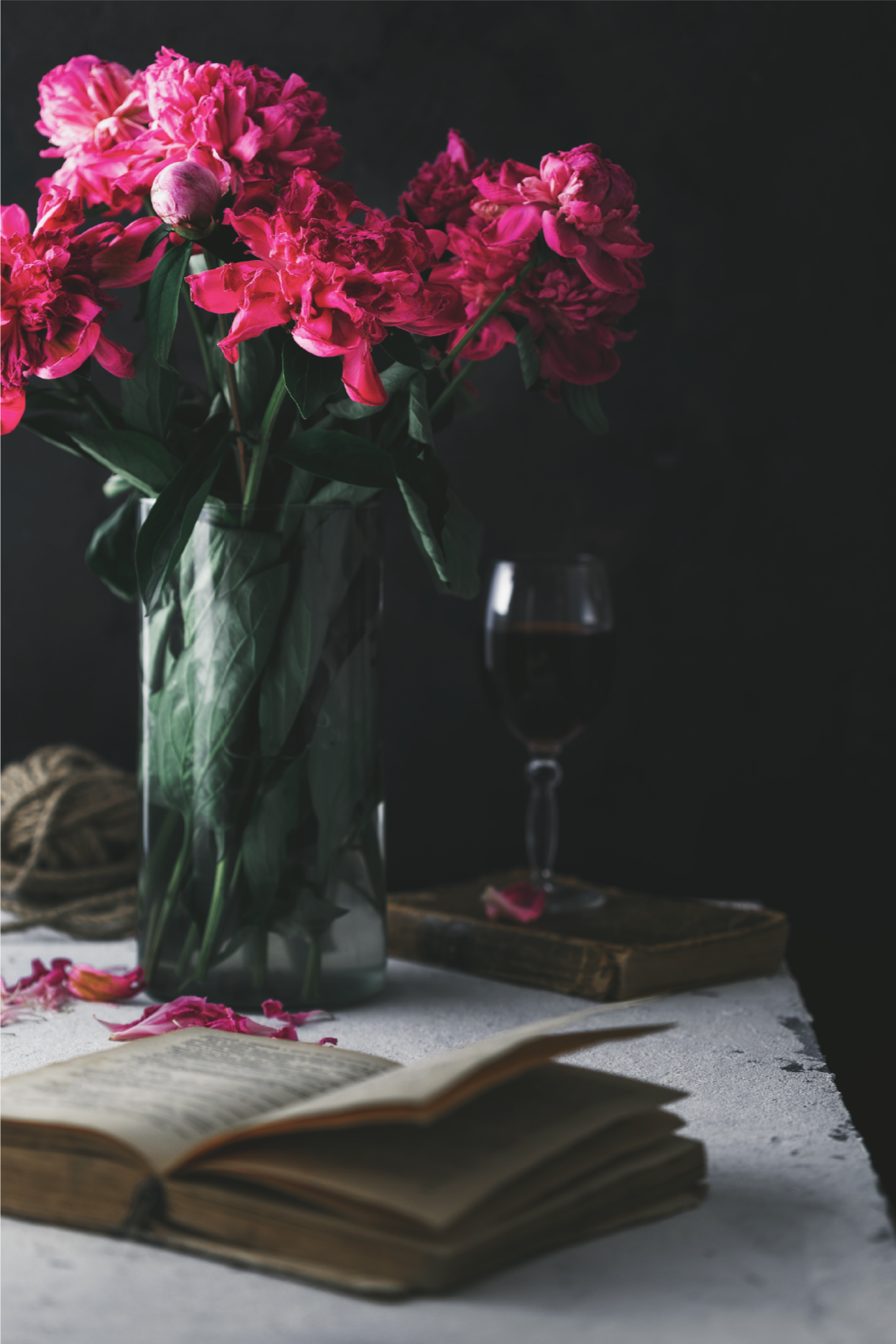 Poster woonkamer met wijnglas en vaas - TenStickers