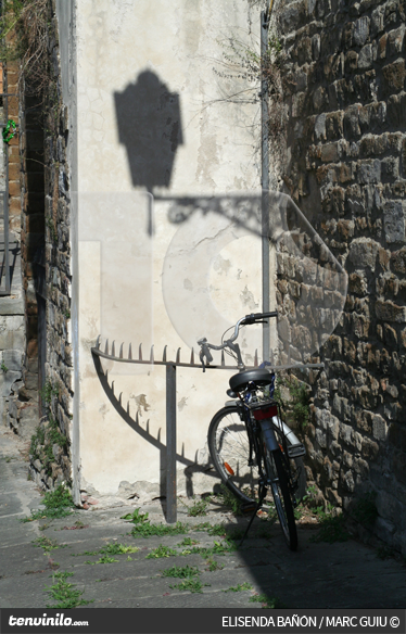 Poster landschap vinyl schaduw lantaarn en fiets - TenStickers