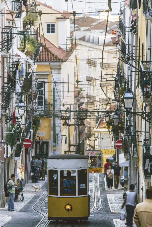 Poster landschap fotomural tram van lissabon - TenStickers