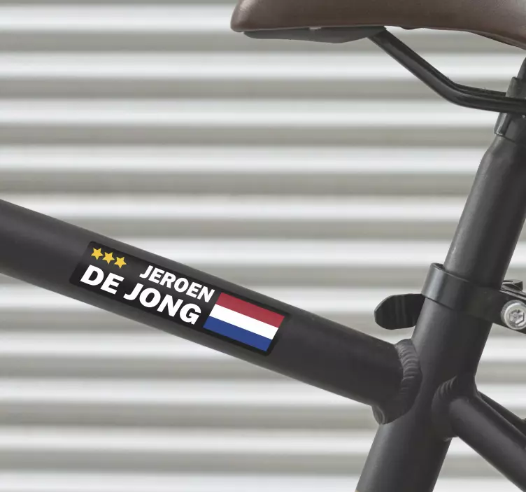 Fiets sticker aanpasbare naam met vlag - TenStickers