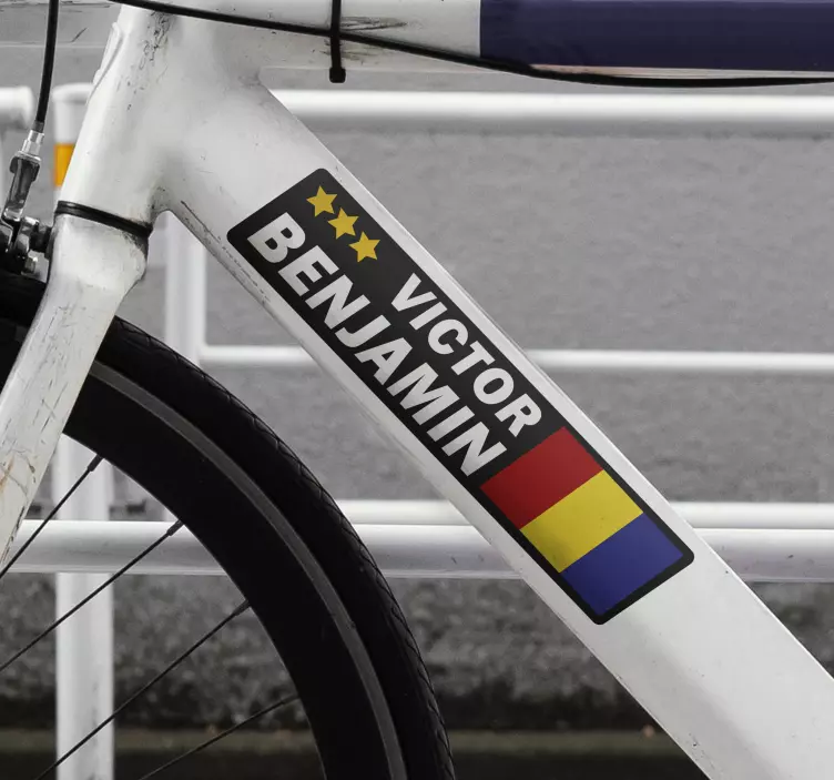 Fiets sticker aanpasbare naam met vlag - TenStickers