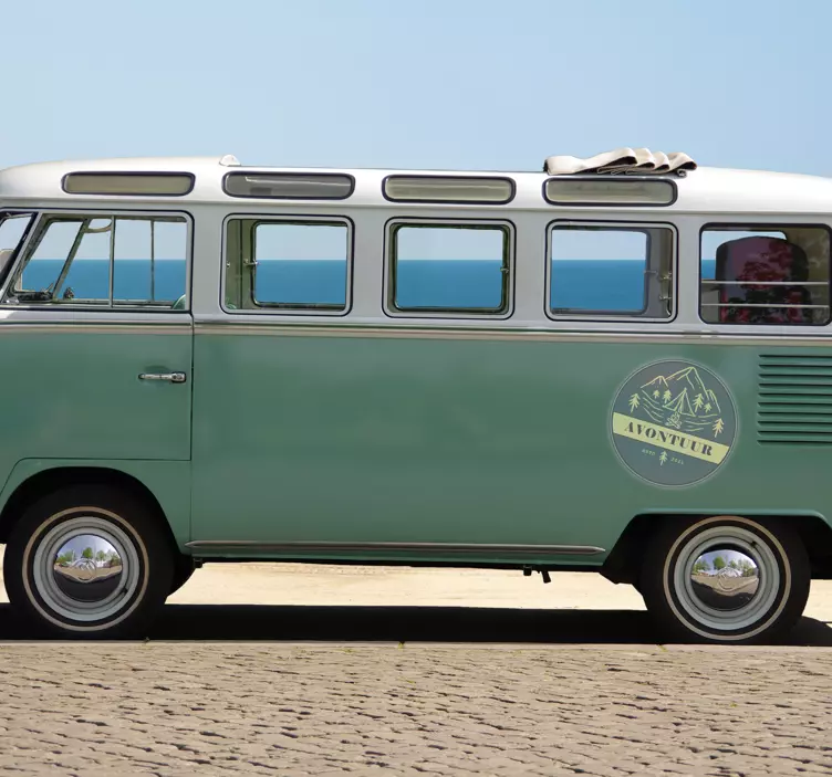 Avontuurlijke camper sticker met jaartal - TenStickers