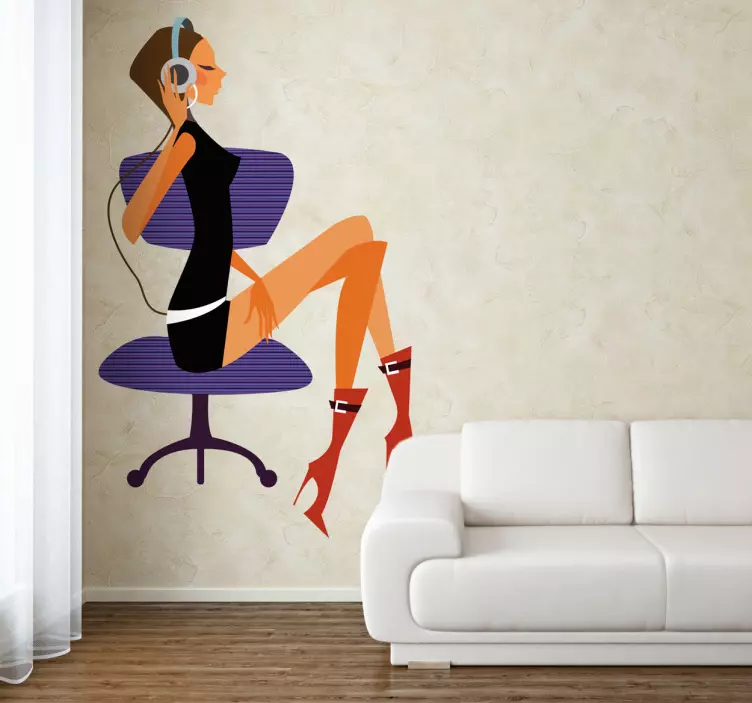 Elegante Damen op Bureau Stoel Muursticker - TenStickers