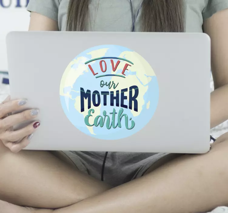 Moeder aarde omhelst laptop sticker - TenStickers