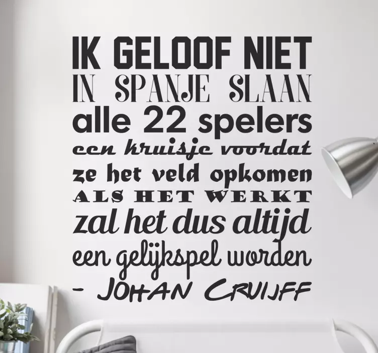 Muursticker voetbal met tekst ik geloof niet- Johan Cruijff - TenStickers