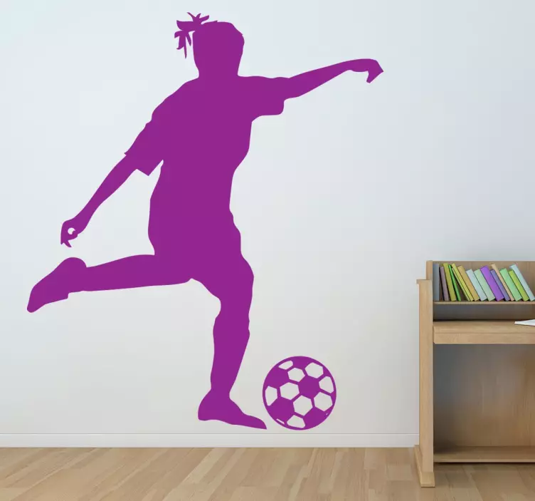 Muursticker voetbal met vrouw - TenStickers
