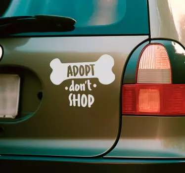 Bot autosticker met de zin Adopteer, niet kopen - TenStickers