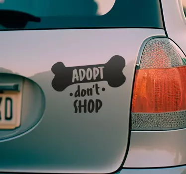 Bot autosticker met de zin Adopteer, niet kopen - TenStickers