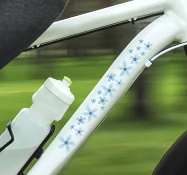 Fiets sticker met blauwe bloemen - TenStickers