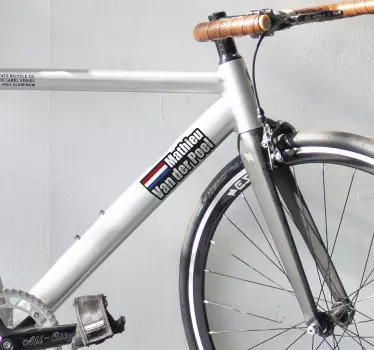 Fietssticker naam met vlag - TenStickers