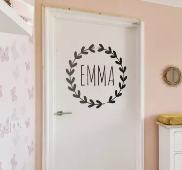 Deursticker met gepersonaliseerde naam en krans - TenStickers