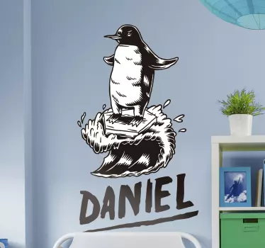 Vogel muursticker met pinguin surfer met naam - TenStickers