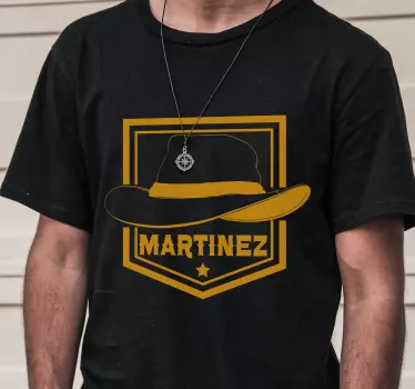 T-shirt met naam met stijlvol hoedembleem - TenStickers