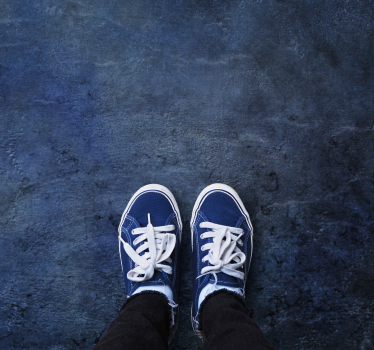 Blauw vloerkleed met betontextuur in industriële stijl - TenStickers